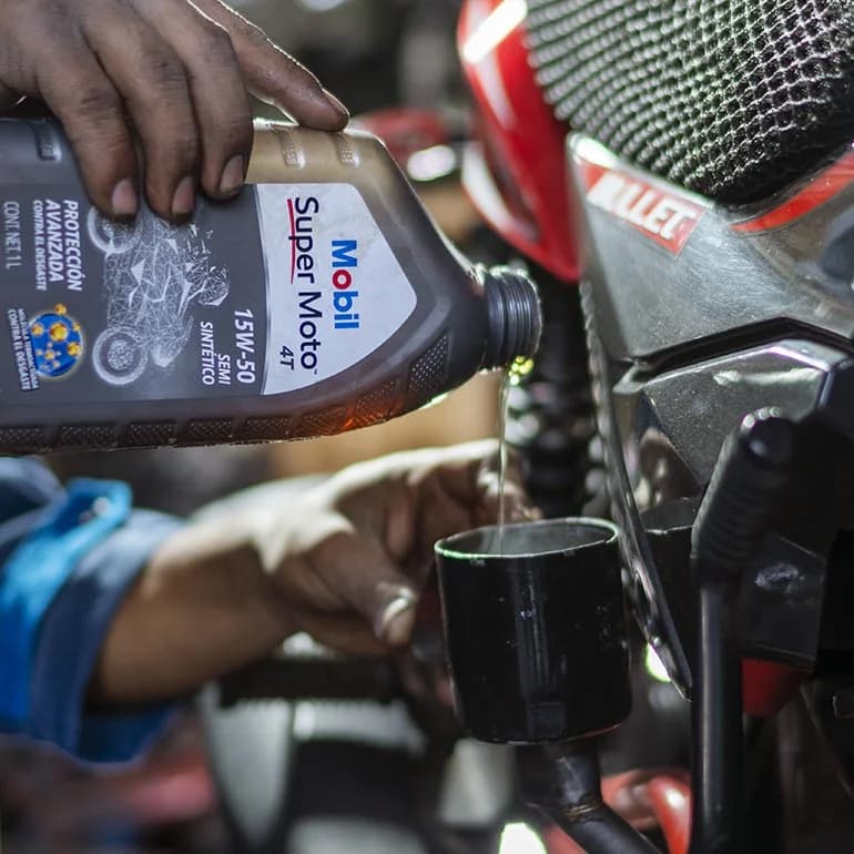Aceite de moto - cuándo y cómo cambiarlo correctamente.webp