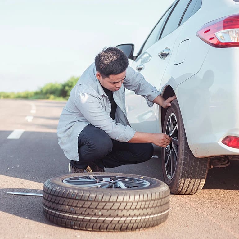 11 pasos para cambiar la llanta de tu auto.webp