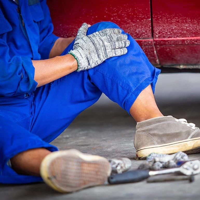 Primeros auxilios en caso de sufrir un accidente en un taller mecánico.webp
