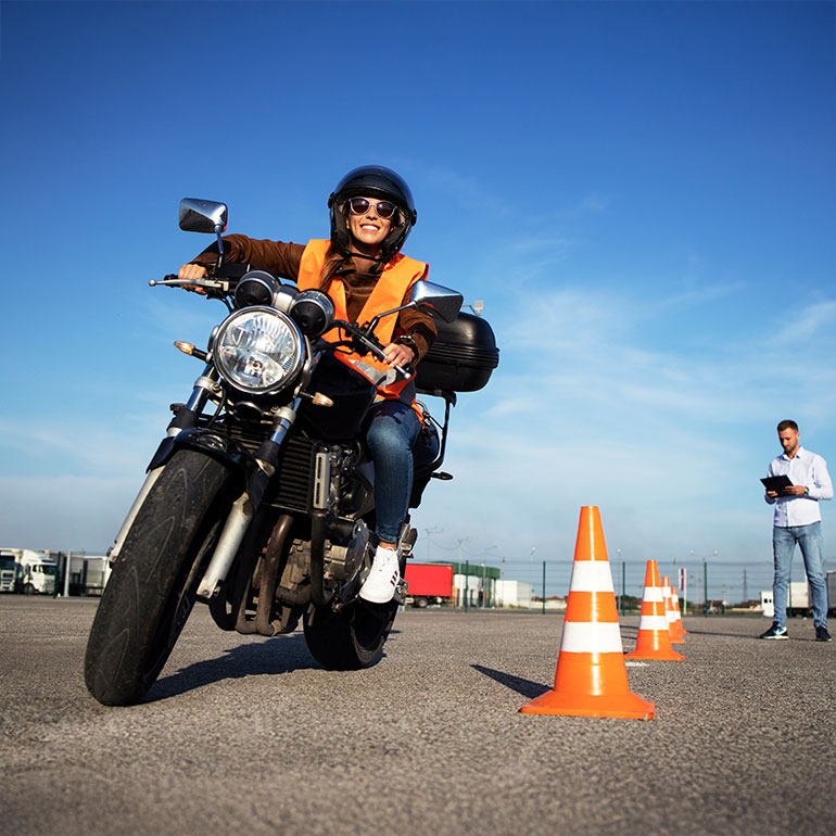 Es importante familiarizarte con la conducción de tu moto.
