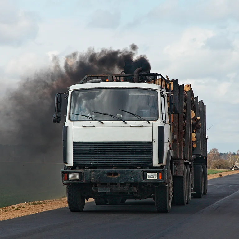 Cuando un motor emite humo negro indica que hay un exceso de combustible.