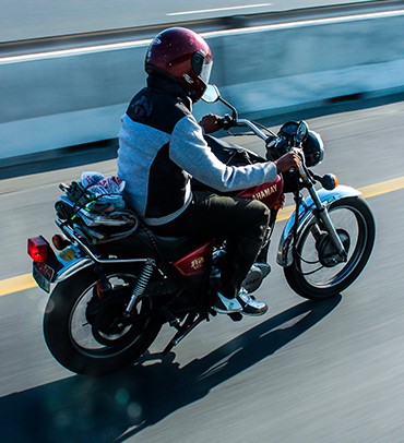 Hombre viajando en moto