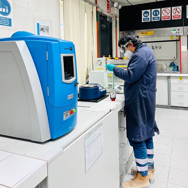 ingeniero realizando analisis de aceite