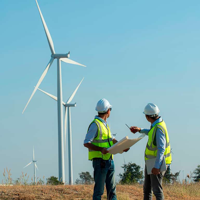 Ingenieros revisando turbinas eolicas