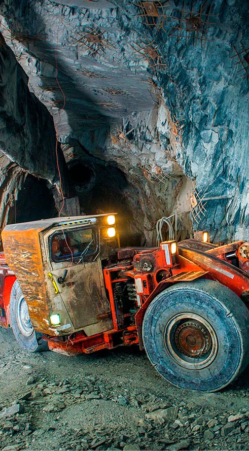 Camión dentro de cueva