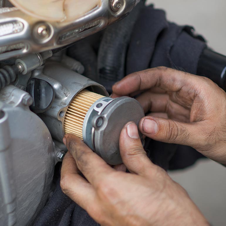 Es importante cambiar el filtro de aceite cada vez que se renueva el lubricante de la moto.