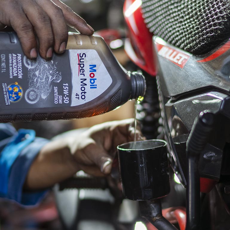 Te explicamos cómo cambiar el aceite de tu moto.